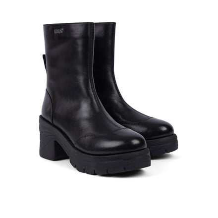 Front ¾ right of Adult Women Edie Boot Leather Black