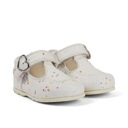 Front ¾ right of Baby Unisex Kick T Glitter Shoes White